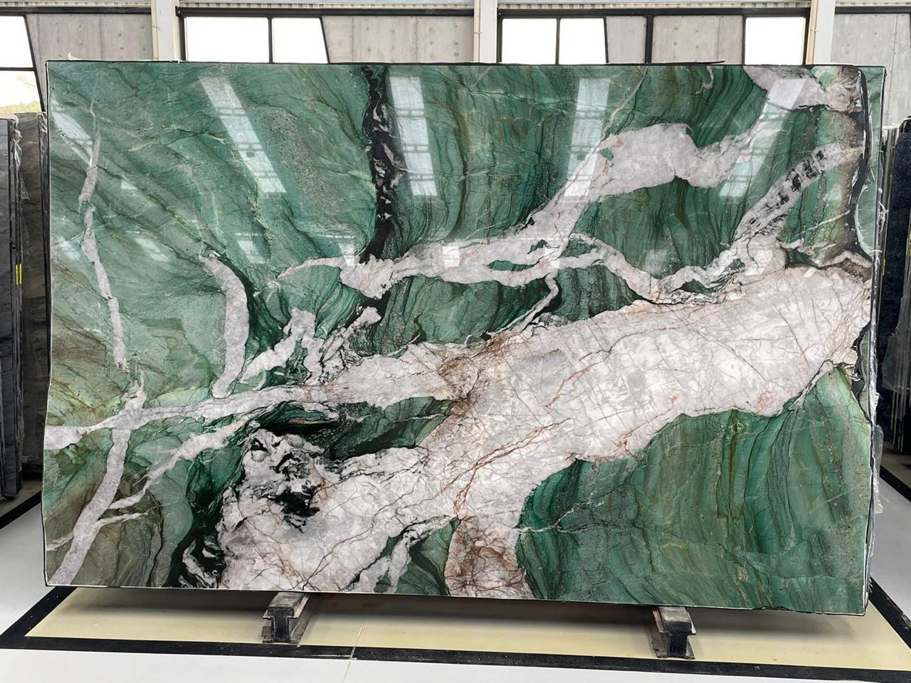 Fuchisite Crystal Stone 05